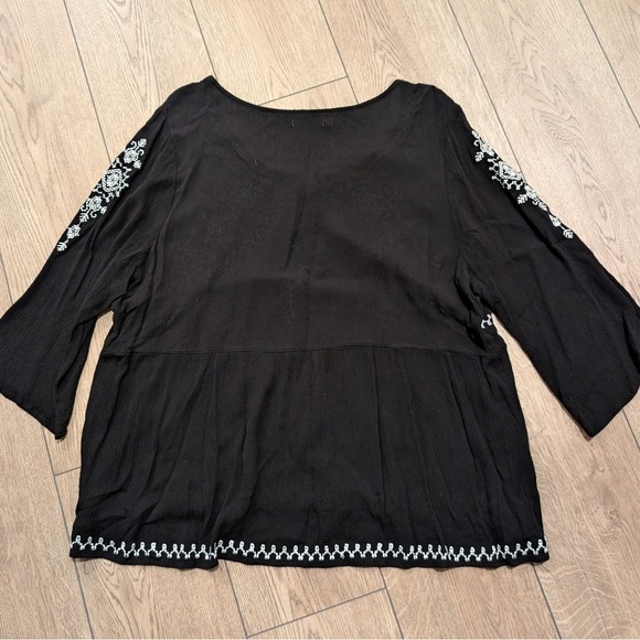 Maurices Plus Size 1 1X Black White Embroidered Boho Babydoll Top Shirt Blouse - Picture 4 of 5